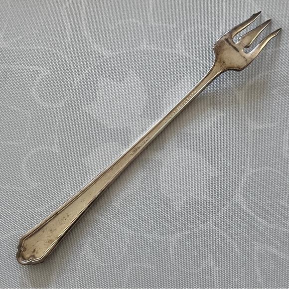 1932 Wm. A. Rogers A1 Plus Silver Plate seafood pickle Fork 6.5" Oneida Ltd. - Picture 3 of 11
